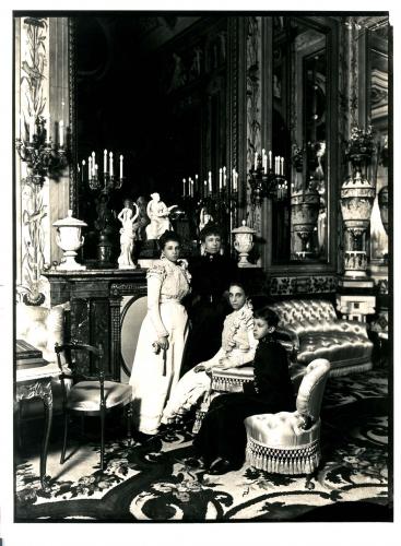 La reina Cristina de Habsburgo con sus hijos