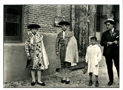 Jóvenes toreros en un pueblo (Madrid)