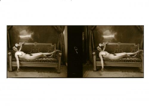 Fotografía estereoscópica de mujer desnuda posando tumbada