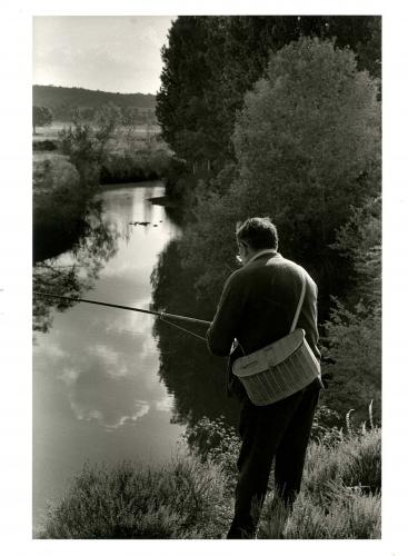 Hombre pescando en el río Júcar