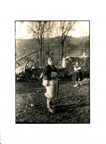 Niños pastores en el campo