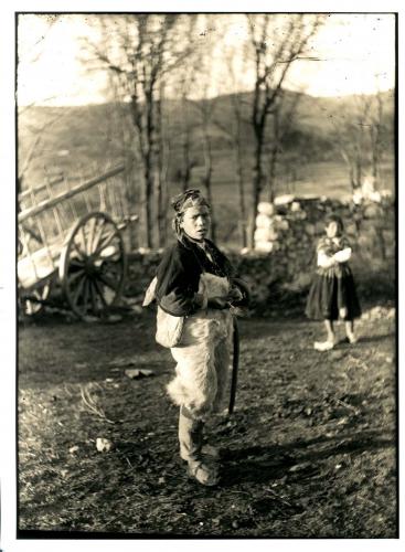 Niños pastores en el campo