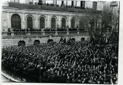 Acto nacionalista en la Plaza de la Catedral de Toledo