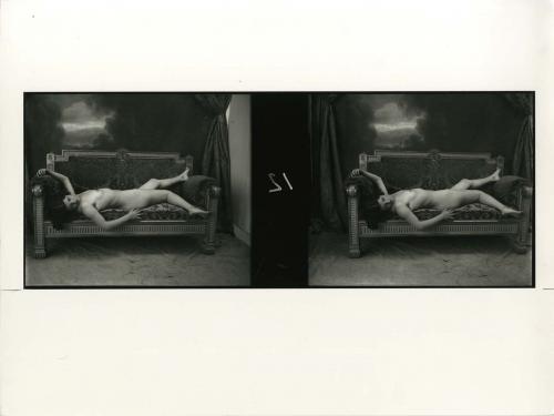 Fotografía estereoscópica de mujer desnuda posando tumbada
