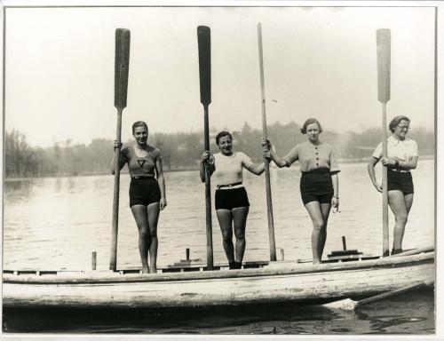 Equipo femenino de piragüismo. Parque del Retiro (Madrid)