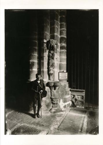 Mendigo pidiendo a la puerta de la basílica de San Vicente de Ávila