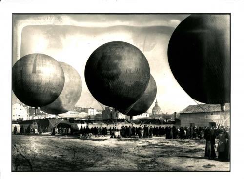 Globos aerostáticos compitiendo en el “Rallye-Balloon”, celebrado a la sombra de la basílica de San Francisco el Grande de Madrid.