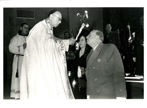 Fray Justo Pérez de Urbel y el general Franco durante la inauguración del Valle de los Caídos