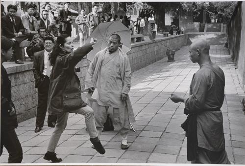 Isabel Muñoz dando indicaciones a un monje budista al que va a fotografiar (China)