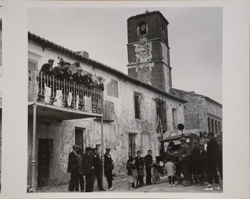 Hombres en un pueblo debajo del campanario