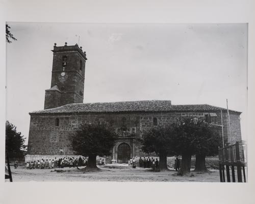 día de feria ante la antigua Iglesia de Casasimarro (Cuenca)