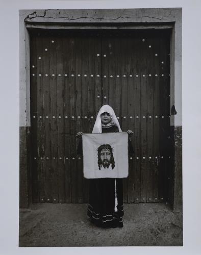 Niña con el paño de la Verónica. Semana Santa en Casasimarro (Cuenca)