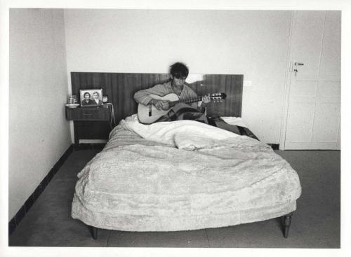 Retrato de “El Cordobés” tocando la guitarra en la cama