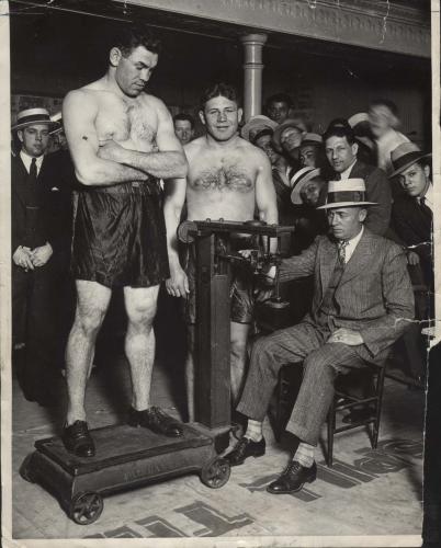 Paulino Uzcudun y Johnny Risko durante la operación de control de peso antes del combate en Nueva York
