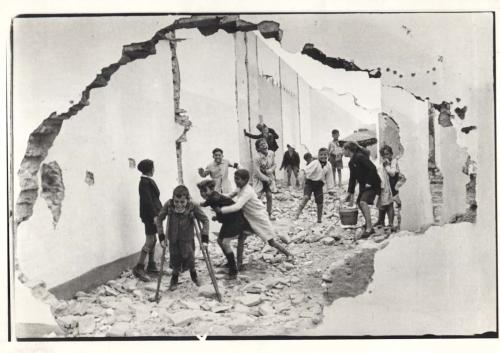 Niños jugando en las calles de Sevilla