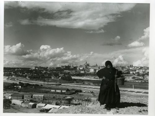 Mujer campesina a las afueras de Madrid