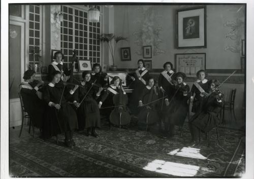 Clase de música en un colegio femenino de pago