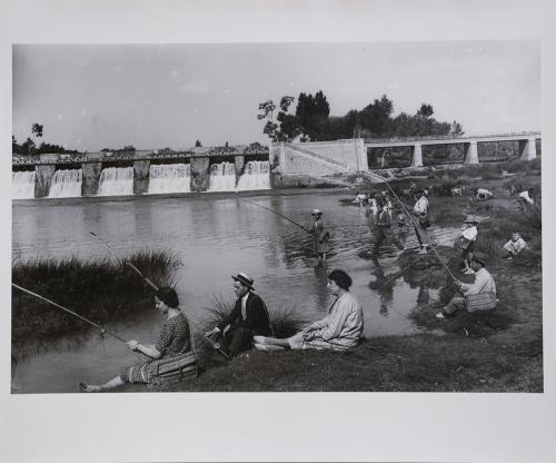 Pescadores en el antiguo puente sobre el río Júcar (Villargordo del Júcar)