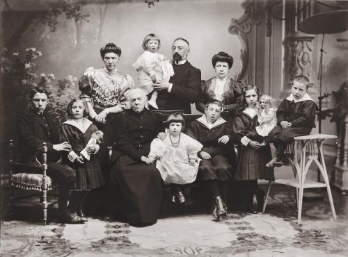 Retrato de estudio de Miguel de Unamuno y su familia en Salamanca