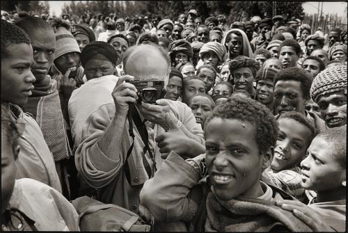 Fotógrafo (Castro Prieto??) entre población africana