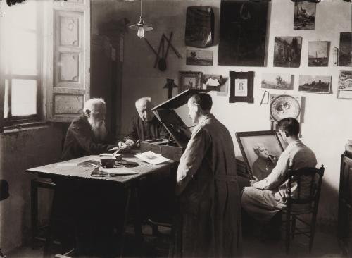 Menchón y Aledo retocando fotografías en su estudio de Lorca, junto al fotógrafo José Rodrigo