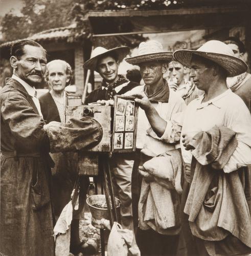 Fotógrafo exhibiendo su colección en la calle