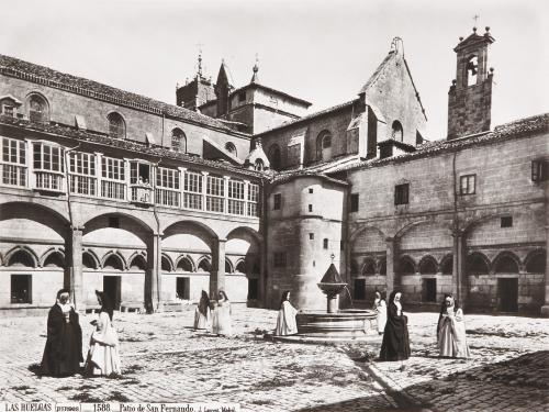  Monjas de clausura en el patio de las Huelgas (Burgos)