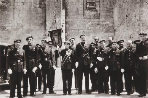 Retrato grupal de hombres en uniforme con estandarte¿??