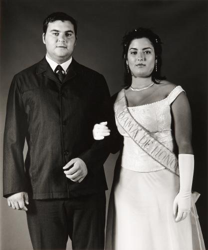 Retrato de hombre de traje y mujer con banda de dama de honor