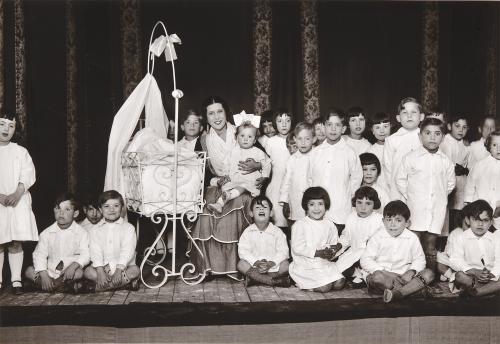 La ilustre bailarina Encarnación López, “la Argentinita”, visitando la inclusa de Madrid