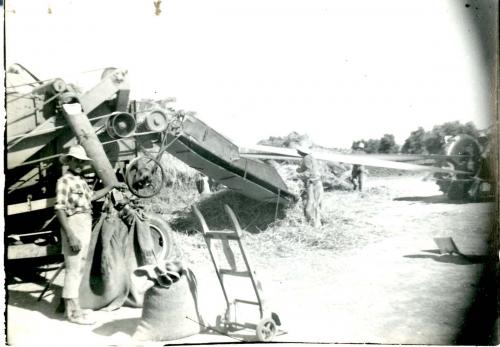 Trabajando en el campo con máquinas