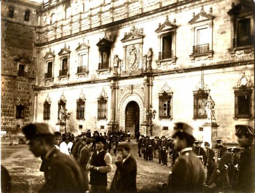 Soldados apagando el incendio del Alcázar de Toledo