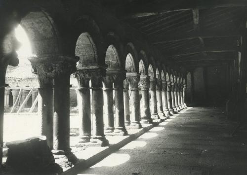 SANTILLANA DEL MAR (Cantabria): COLEGIATA: CLAUSTRO