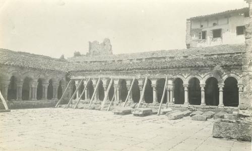 SANTILLANA DEL MAR (Cantabria): COLEGIATA: CLAUSTRO