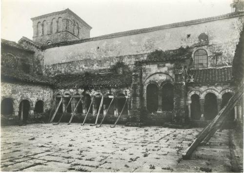 SANTILLANA DEL MAR (Cantabria): COLEGIATA: CLAUSTRO