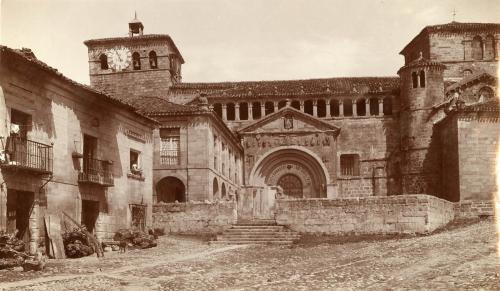 SANTILLANA DEL MAR (Cantabria): COLEGIATA: vista general: FACHADA PRINCIPAL Y PORTADA