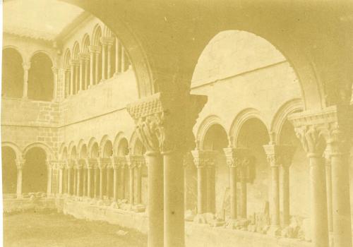 RIPOLL (Gerona): MONASTERIO DE SANTA MARÍA: claustro