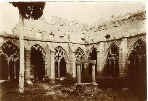 LA OLIVA (Navarra): MONASTERIO DE SANTA MARÍA: Claustro