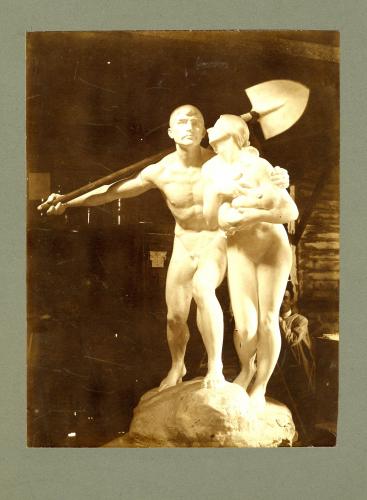 ESCULTURA de ÁNGEL GARCÍA en el estudio del escultor. Hombre mujer y niño