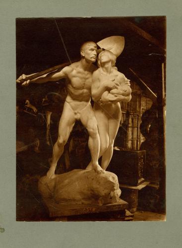 ESCULTURA de ÁNGEL GARCÍA en el estudio del escultor. Hombre mujer y niño