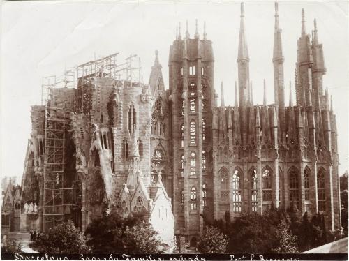 BARCELONA: IGLESIA DE LA SAGRADA FAMILIA: Fachadas. Construcción