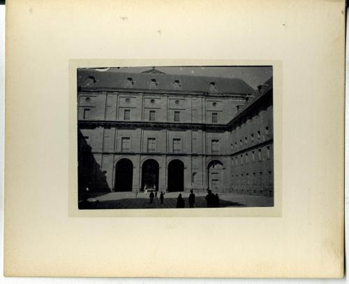 ESCORIAL. Patio de Reyes