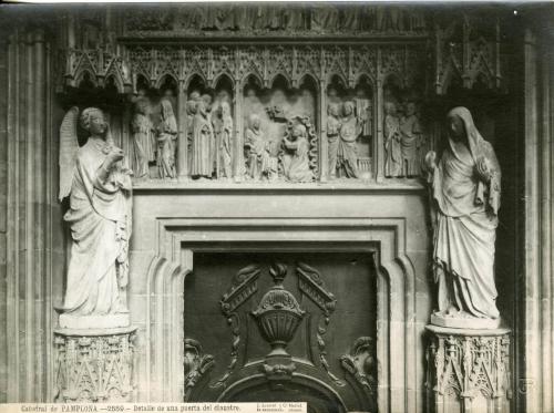 Catedral de Pamplona. Detalle de una puerta del claustro