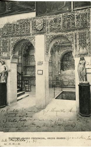 Burgos. Museo Provincial. Arcos árabes procedentes del castillo (S. XV) 1) Putto firmado por MIguel Ángel. 2) Estatua romana procedente de Clunia. 