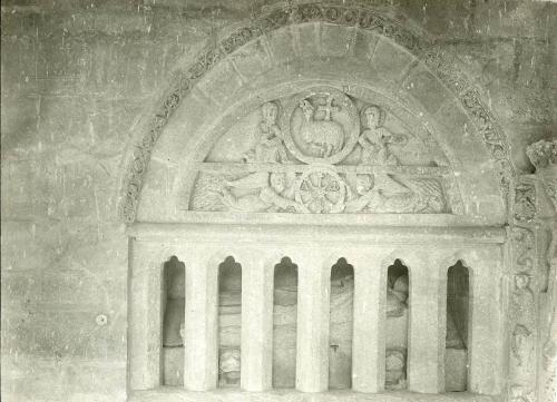 ARMENTIA (Álava): IGLESIA DE SAN ANDRÉS: Pórtico de San Andrés; sepulcro.