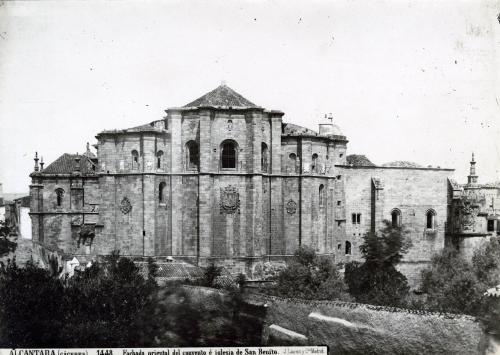 ALCÁNTARA (Cáceres): CONVENTO E IGLESIA DE SAN BENITO, fachada oriental