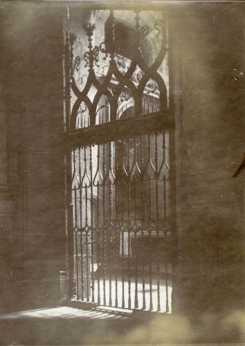 Catedral de Santiago de Compostela. Reja de cierre de la capilla de Mondragón por la girola.