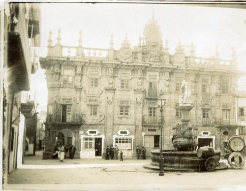 SANTIAGO DE COMPOSTELA. Plaza de Platerías y casa del Cabildo.