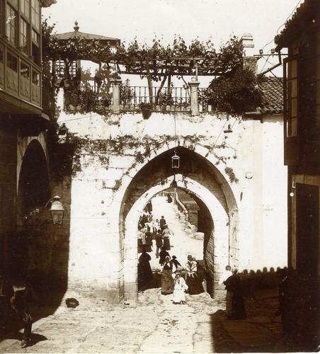 Porta da Ponte Nova en la muralla de Betanzos