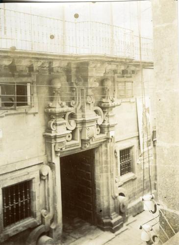 SANTIAGO DE COMPOSTELA. Puerta de la Casa del Deán, rúa do Vilar